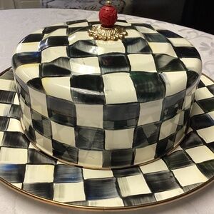MACKENZIE CHILDS COURTLEY CHECK CAKE CARRIER. FABULOUS !!!♥️🖤♥️🖤♥️🖤